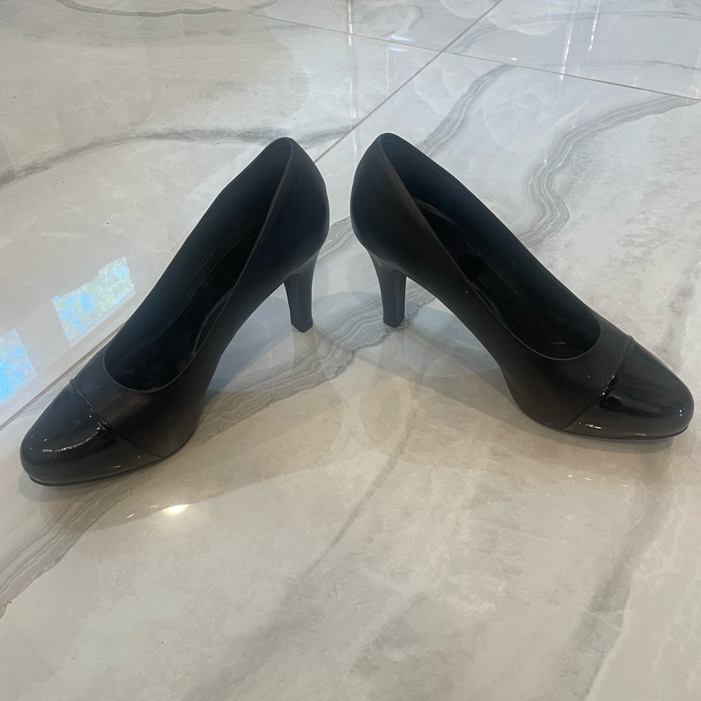 Dana Davis Pumps - Great condition and classic heels